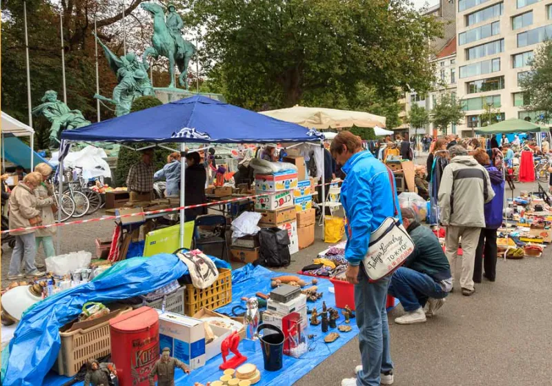 Ambiance conviviale lors d'un vide-grenier aux Houches