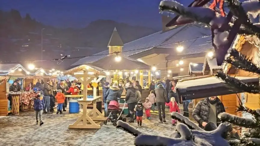Chalets en bois installés pour un marché de Noël