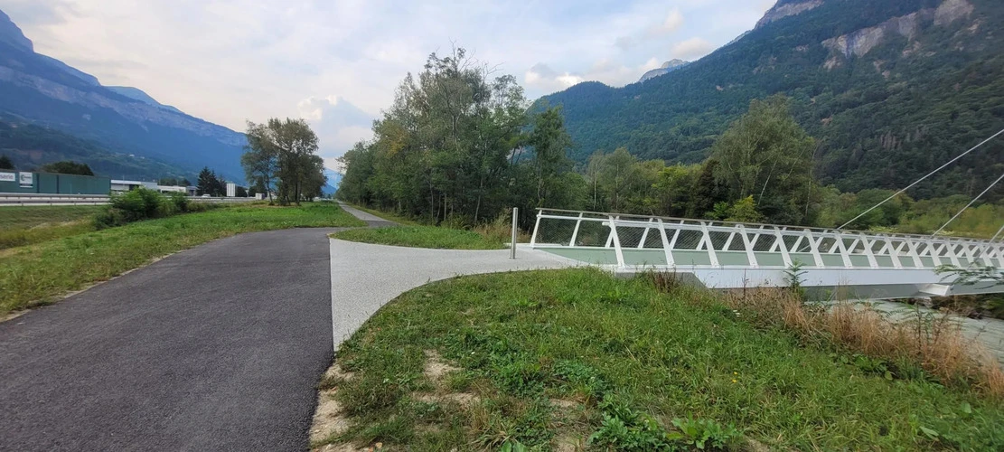 Cyclistes sur la nouvelle voie verte le long de l'Arve