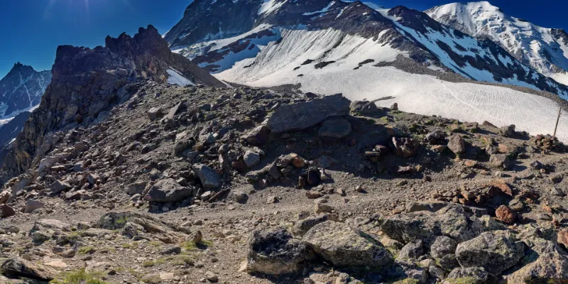 Vue extérieure d'un refuge de haute montagne sur l'itinéraire du Mont-Blanc
