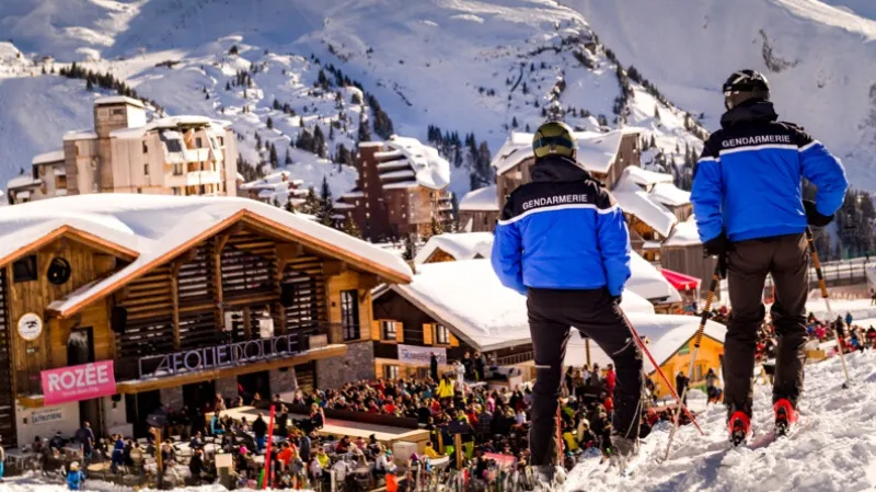 Râtelier à skis vide devant un restaurant d'altitude